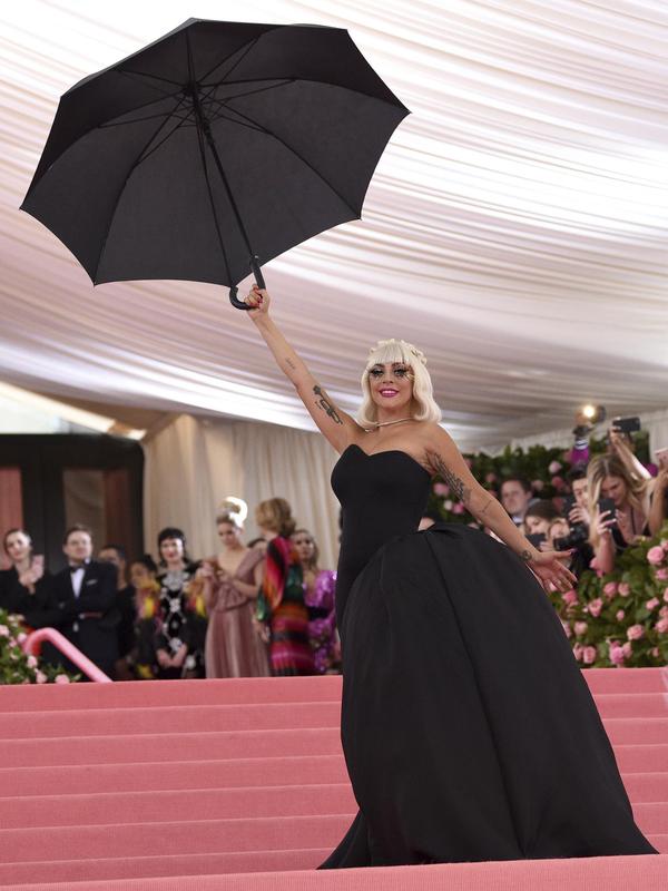 Lady Gaga brinca com o tema do Met Gala, "Camp: Notes on Fashion".