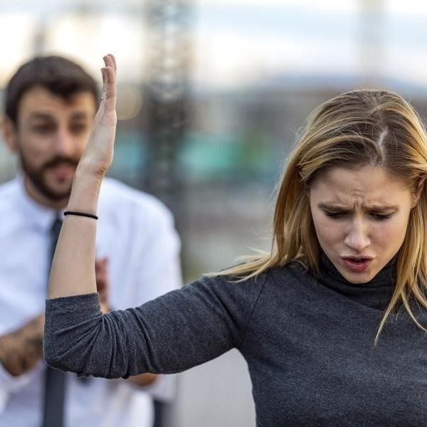 24 Relationship Red Flags That Scream ‘Run’