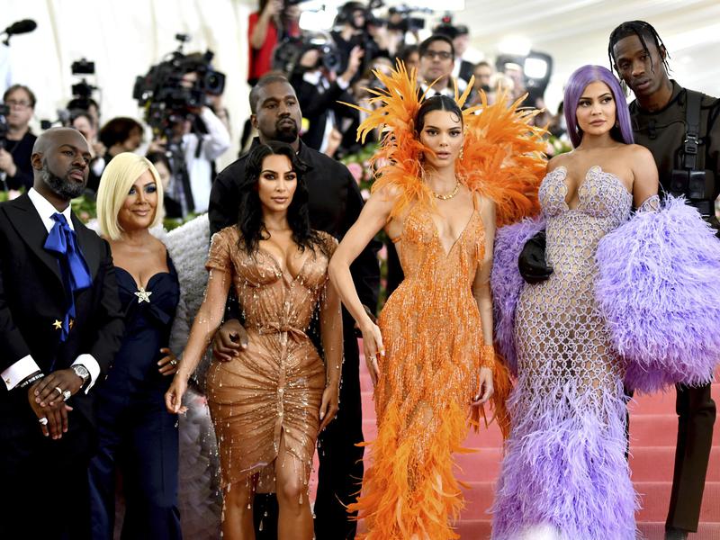 Da esquerda: Corey Gamble, Kris Jenner, Kim Kardashian, Kendall Jenner, Kylie Jenner e Travis Scott participam do Met Gala 2019.