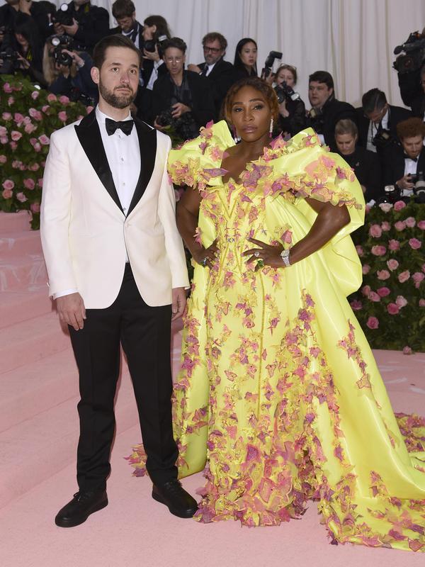 Serena Williams, à direita, e seu marido, Alexis Ohanian, participam da gala beneficente do Instituto Metropolitano de Arte, comemorando a abertura da exposição "Camp: Notes on Fashion" em 6 de maio de 2019, em Nova York.