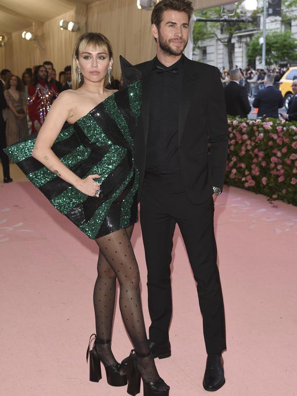 Miley Cyrus, à esquerda, e Liam Hemsworth participam da gala de benefícios do Instituto de Arte do Metropolitan Museum of Art comemorando a abertura da exposição "Camp: Notes on Fashion" em 6 de maio de 2019, em Nova York.