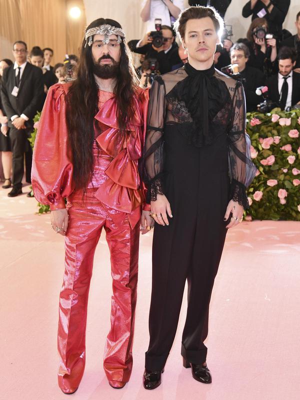 O designer Alessandro Michele, à esquerda, e Harry Styles comparecem à gala de beneficência do Costume Metropolitan Museum of Art, comemorando a abertura da exposição "Camp: Notes on Fashion" em 6 de maio de 2019, em Nova York.